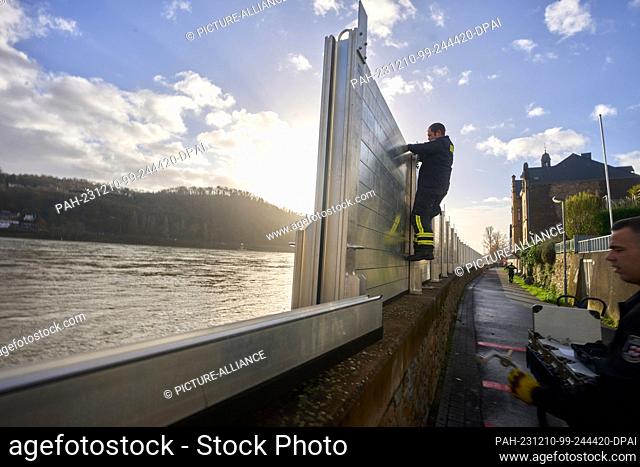 10 December 2023, Rhineland-Palatinate, Koblenz: As the forecasts of the reporting services regarding the development of water levels on the Rhine have changed...