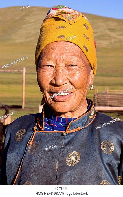 Mongolia, Arkhangai Province, Snake Valley, nomadic camp, Mongol woman