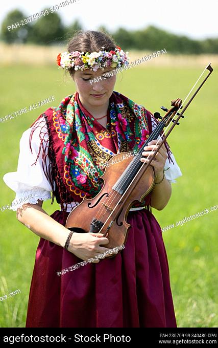 09 July 2023, Saxony, Crostwitz: Marta Hantusch from Schmerlitz stands on the edge of the procession for the 14th International Folklore Festival Lusatia on the...
