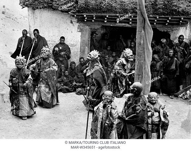 monaci tibetani durante una danza simbolica, spedizione italiana in tibet, 1920-30 // tibetan monks dancing, italian expedition in tibet, 1920-30