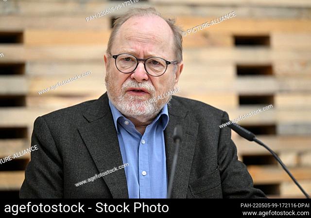 05 May 2022, Thuringia, Weimar: Jan Philipp Reemtsma speaks at the opening of the Klassik Stiftung Weimar's theme year ""Language"" in front of the Language Lab
