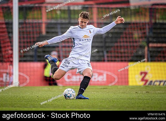 Deinze's Viktor Boone pictured in action during a soccer game between RWD Molenbeek and KMSK Deinze, Sunday 13 February 2022 in Brussels