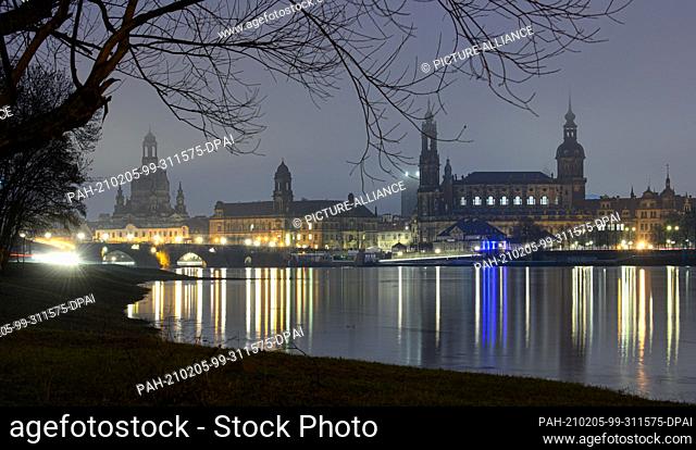 05 February 2021, Saxony, Dresden: The Elbe meadows in front of the historic Old Town with the dome of the Academy of Arts (l-r), the Frauenkirche