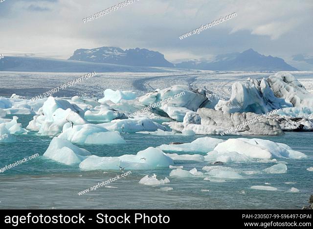 11 August 2022, Iceland, Jökulsarlon: Floating icebergs are found in the Jökulsárlón lagoon, in southeastern Iceland. The ice chunks come from the...