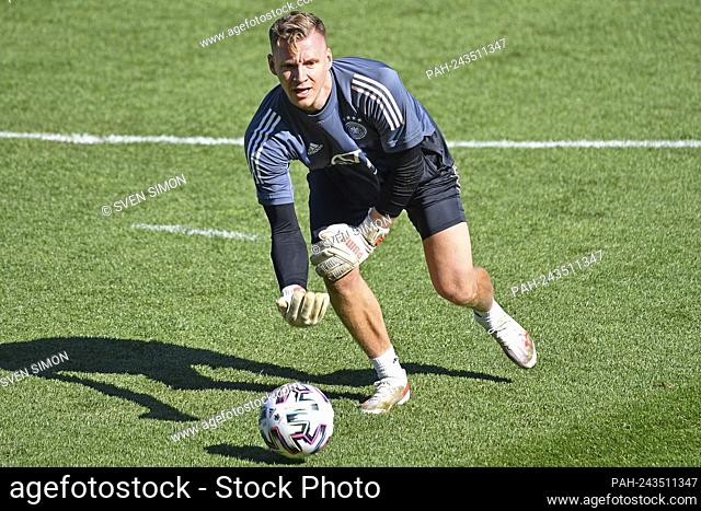 Bernd LENO, dropping, action, single action, single image, cut-out, full body shot, whole figure training. German national soccer team