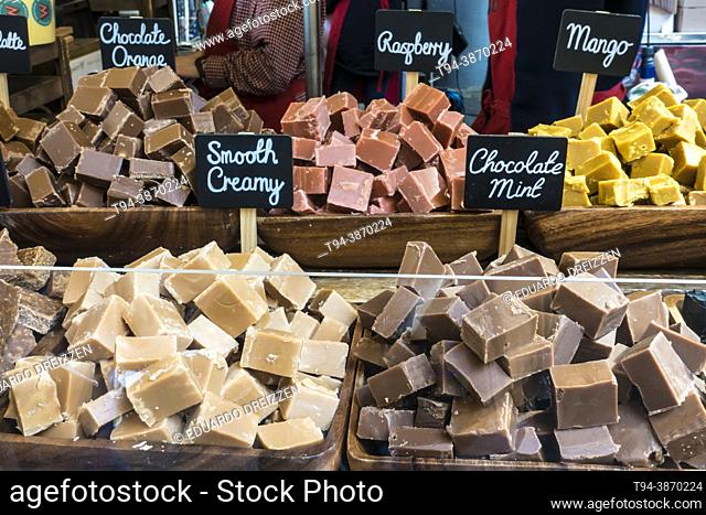 Puesto de venta de chocolates de distintas variedades en el Borough Market, Southwark, Londres, UK