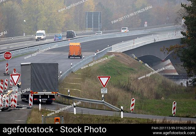 10 November 2020, Mecklenburg-Western Pomerania, Malchow: The traffic rolls over the western half of the Petersdorfer Brücke of the A19 Berlin-Rostock motorway