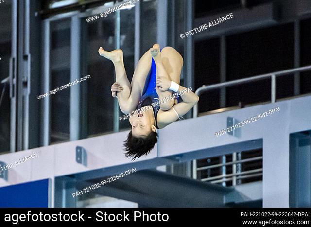 22 October 2022, Berlin: Water diving: World Cup, decisions, high diving 10 m, women: Yuxi Chen from China in action. She took the first place