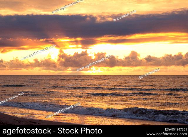 Sonnenuntergang am Meer nach Gewitter in Dänemark, Skandinavien - Sunset on the sea after thunderstorm in Denmark, Scandinavia