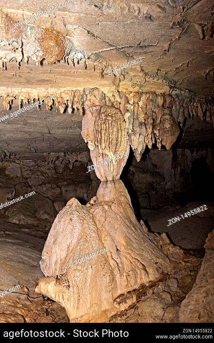 Tropfsteinsäule (Stalagnat), die durch das Aufeinandertreffen von Stalaktiten und Stalagmiten entsteht, Langhöhle (Lang Cave), Gunung Mulu Nationalpark, Sarawak