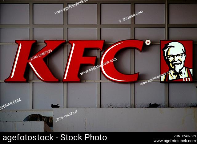 Saarbrücken, Deutschland - Juli 29, 2018: Das Logo des Fast Food Restaurants Kentucky Fried Chicken im Hauptbahnhof Saarbrücken am 29