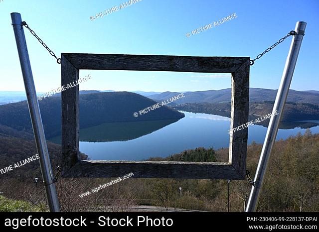 PRODUCTION - 05 April 2023, Hesse, Waldeck: Through a picture frame, you can view the panorama of Lake Edersee in Waldeck