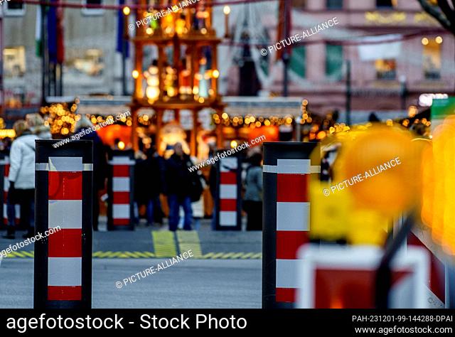 PRODUCTION - 30 November 2023, Rhineland-Palatinate, Mainz: Truck bollards secure the Christmas market. The Christmas market in the state capital will be held...