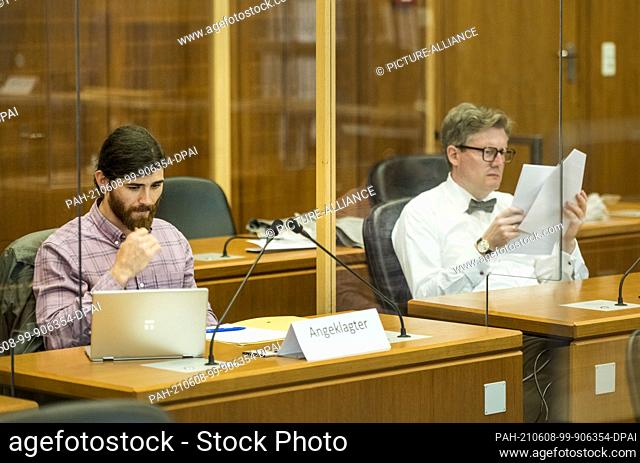 08 June 2021, Hessen, Frankfurt/Main: The defendant Franco A. (l) sits next to his lawyer Moritz Schmitt-Fricke on the third day of the trial at the Higher...