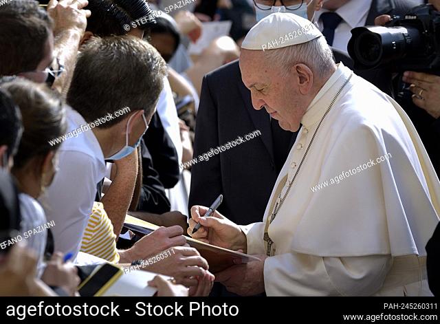 Pope Francis public audience at the San Damaso courtyard in The Vatican on June 16, 2021. - vatican city state/State of the Vatican City/Vatikanstadt