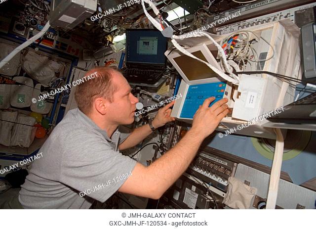 Cosmonaut Oleg V. Kotov, Expedition 15 flight engineer representing Russia's Federal Space Agency, participates in the Periodic Fitness Evaluation with Oxygen...
