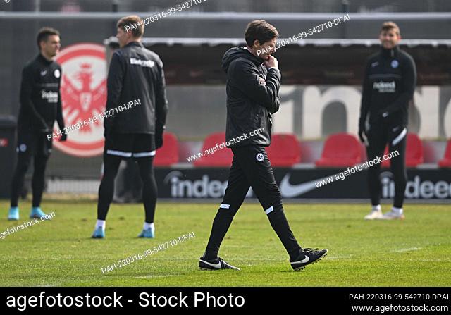 16 March 2022, Hessen, Frankfurt/Main: Frankfurt head coach Oliver Glasner (center) leads the final training session of Bundesliga soccer team Eintracht...