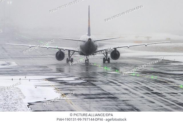 31 January 2019, Hessen, Frankfurt/Main: An Airbus A320 of the airline Lufthansa is taxiing to Frankfurt Airport to be de-iced