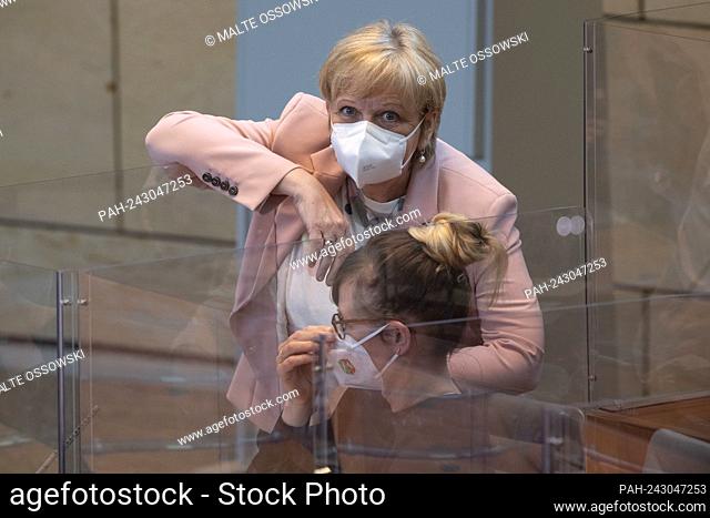 Hannelore KRAFT, SPD parliamentary group, above, Christina KAMPMANN, SPD parliamentary group, election of a president of the constitutional court for the state...