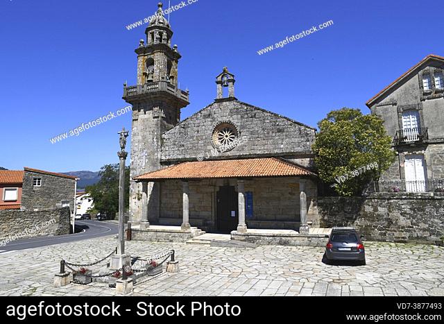 Muros, Colegiata de San Pedro or Colegiata de Santa Maria del Campo (gothic, 14th century with bell tower (baroque, 18th century)
