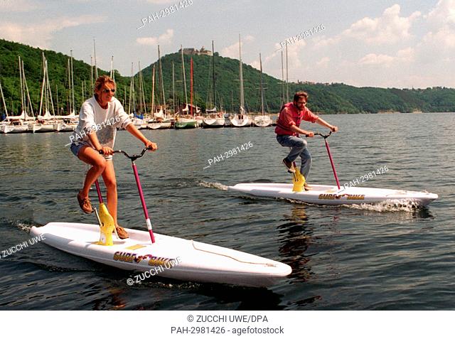 A watersports pleasure of the slightly different kind walks this pair 4.6.1997 on the Edersee (circle Waldeck-Frankenberg) after: with so-called Surfbikes -...