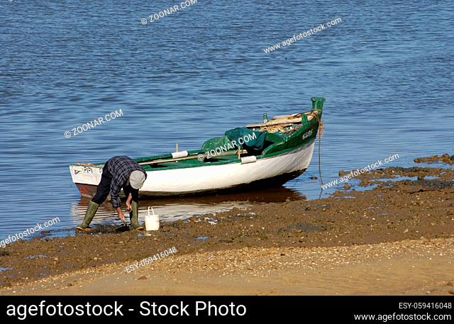 Kleines Fischerboot an den Ufern des Ria bei Faro