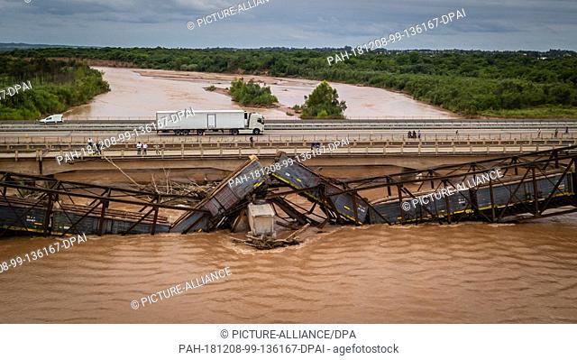 dpatop - 07 December 2018, Argentina, Pichanal: Wagons of a freight train of the Argentine state enterprise Belgrano Cargas