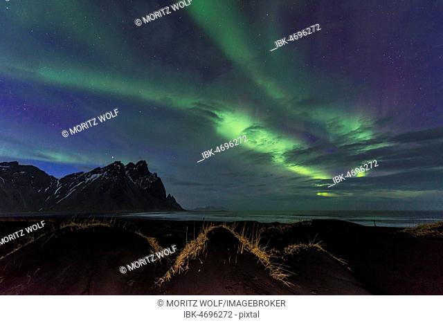 Night shot, Northern Lights (Aurora borealis), Black sand beach, mountains Klifatindur, Eystrahorn and Kambhorn, headland Stokksnes, massif Klifatindur
