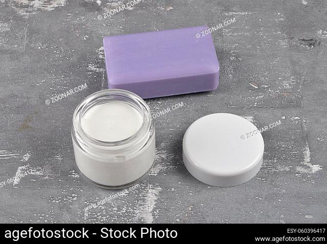 Offene Gesichtscreme und Seife auf Beton - Open moisturizer and soap on concrete