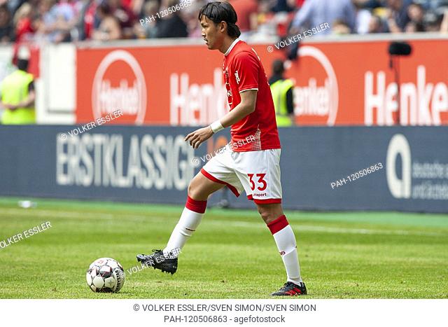 NO SALES IN JAPAN! Takashi USAMI (D, mi.) Wakes up during the break. Soccer 1. Bundesliga, 34. matchday, Fortuna Dusseldorf 1895 eV (D) - Hanover 96 (H), 2: 1