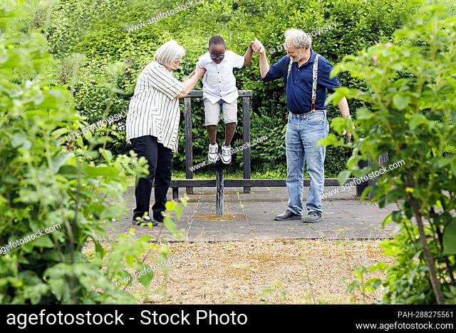 temporary grandparents. Grandparents with a boy on a playground. || Model release available. - Bonn/Deutschland