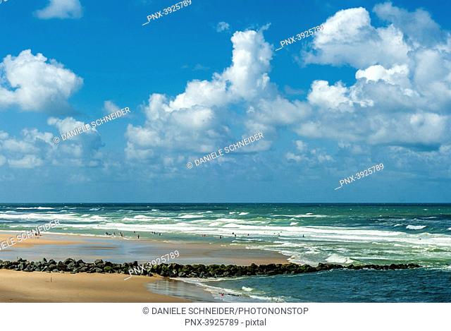 France, Gironde, Medoc bleu, Lacanau-Ocean, surfers at main beach
