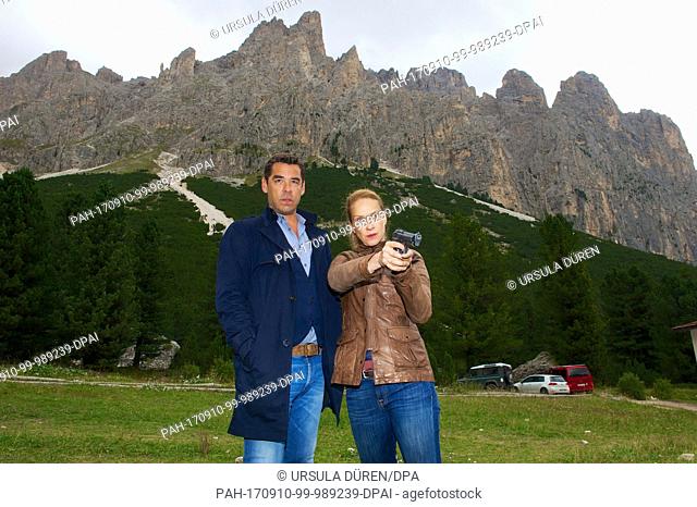 Actors Chiara Schoras (as investigator Sonja Schwarz) and Tobias Oertel (as her colleague Matteo Zanchetti), photographed during a break of the shooting of the...