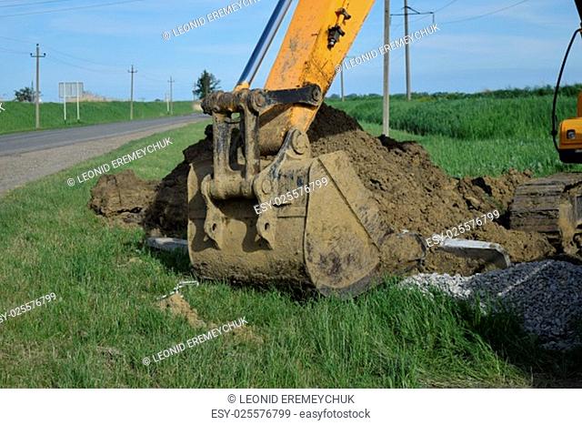 Bucket of the excavator on installation of the basis of electrocolumns