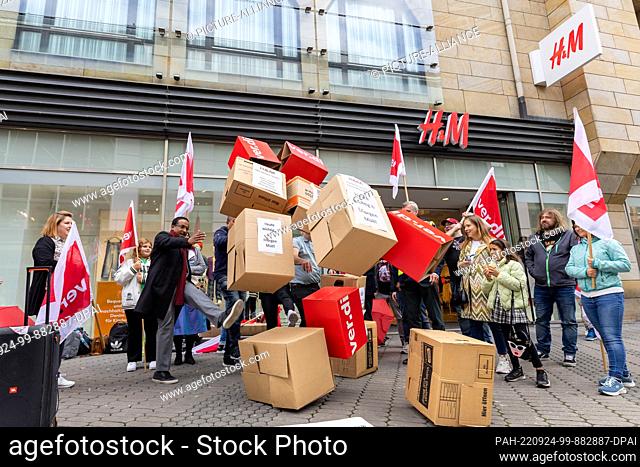 24 September 2022, Bavaria, Nuremberg: Employees, works council and union of the online store of H&M kick in front of the regional management of the fashion...