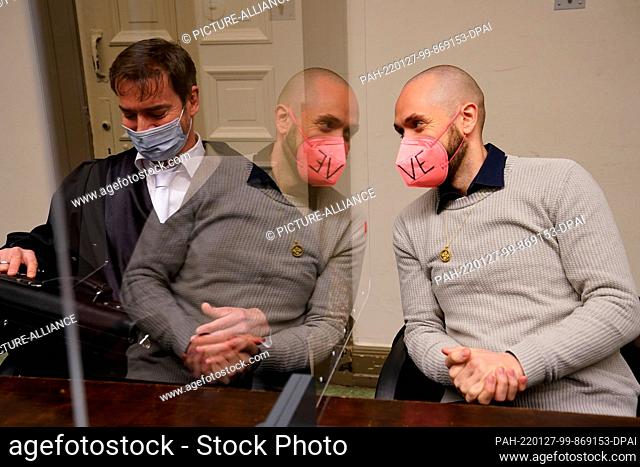 27 January 2022, Hamburg: The defendant (r) sits next to his lawyer Ivan Künneman at the start of the trial in the courtroom in the Criminal Justice Building