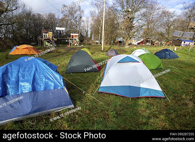 Protest camp of the activists with tents, huts and tree houses, general, feature, marginal motif, symbolic photo The village of Luetzerath on the west side of...