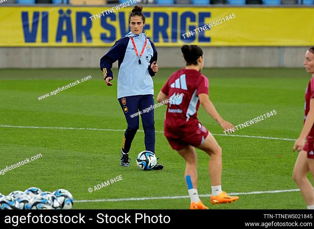 Head coach Montserrat 'Montse' Tomé nd Alexia Putellas (L)of Spain's women's national soccer team during a training session at Gamla Ullevi in Gothenburg