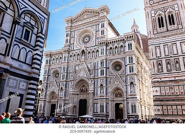 Florence Cathedral in Piazza del Duomo full of tourists, Florence, Tuscany, Italy