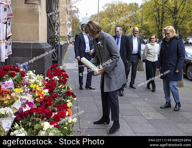 11 November 2023, North Rhine-Westphalia, Cologne: Henriette Reker, Mayor of Cologne, places a candle in front of the synagogue in Roonstrasse in memory of the...