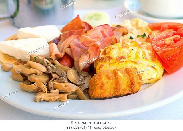 Breakfast : scrambled eggs, ham , mushrooms and ve