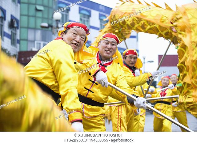 (180216) -- HAI'AN, Feb. 16, 2018 () -- Farmers perform dragon dance in Qutang Town of Hai'an County, east China's Jiangsu Procine, Feb. 16, 2018