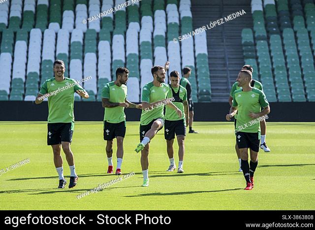 La plantilla del primer equipo del Real Betis Balompié se ha entrenado en la mañana de viernes 27 de agosto en el Estadio Benito Villamarín previo al partido...