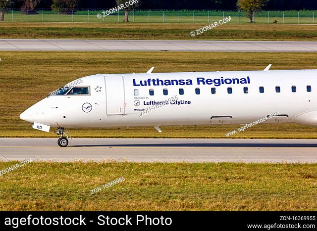 München, Deutschland - 21. Oktober 2020: Eine Bombardier CRJ-900 der Lufthansa Regional CityLine mit dem Kennzeichen D-ACKD auf dem Flughafen München (MUC) in...