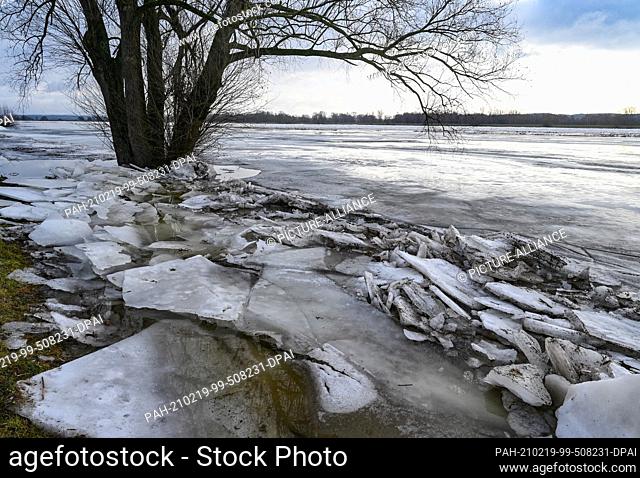 19 February 2021, Brandenburg, Hohensaaten: Ice floes more than a metre high have piled up on the banks of the German-Polish border river Oder