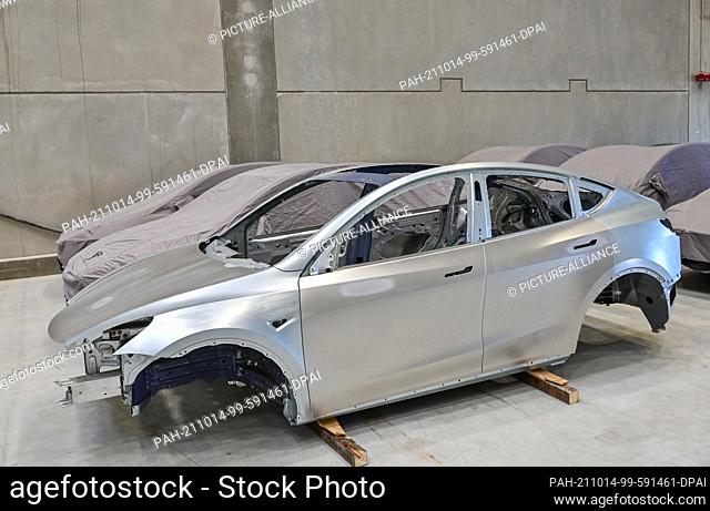 09 October 2021, Brandenburg, Grünheide: The production of a Tesla Model Y is seen at the open day in a production hall of the Tesla Gigafactory