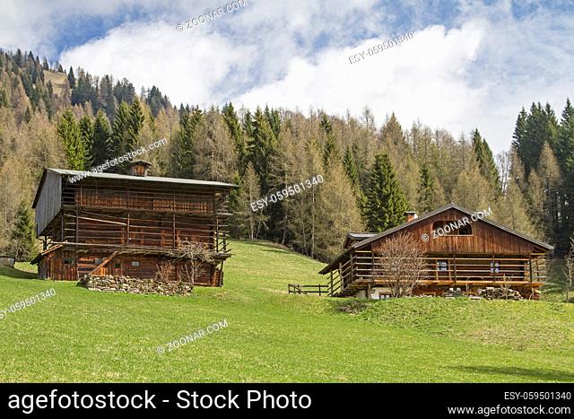Bauernhof bei Sauris - die Bauweise dort wird durch eigentümliche Holzscheunen und Häuser mit typischen Balkonen und Holzläden charakterisiert