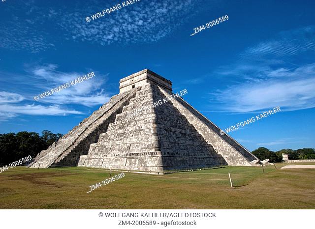 MEXICO, YUCATAN PENINSULA, NEAR CANCUN, MAYA RUINS OF CHICHEN ITZA, ARCHAEOLOGICAL SITE, EL CASTILLO (CASTLE) MAYAN PYRAMID