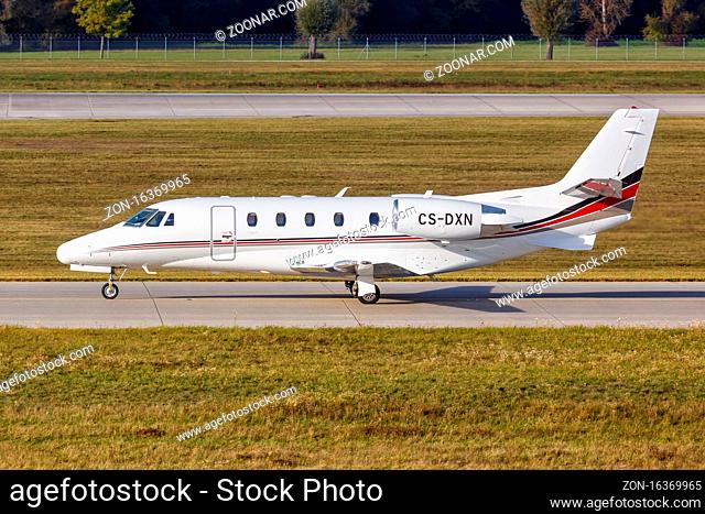 München, Deutschland - 21. Oktober 2020: Ein Cessna 560XL Citation XLS Flugzeug der NetJets Europe mit dem Kennzeichen CS-DXN auf dem Flughafen München (MUC) in...
