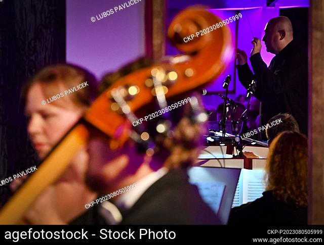 Christo Pavlov, director de Moravian Philharmonic Orchestra Olomouc right conduce durante el concierto inaugural de cuatro tenores italianos dentro del festival...